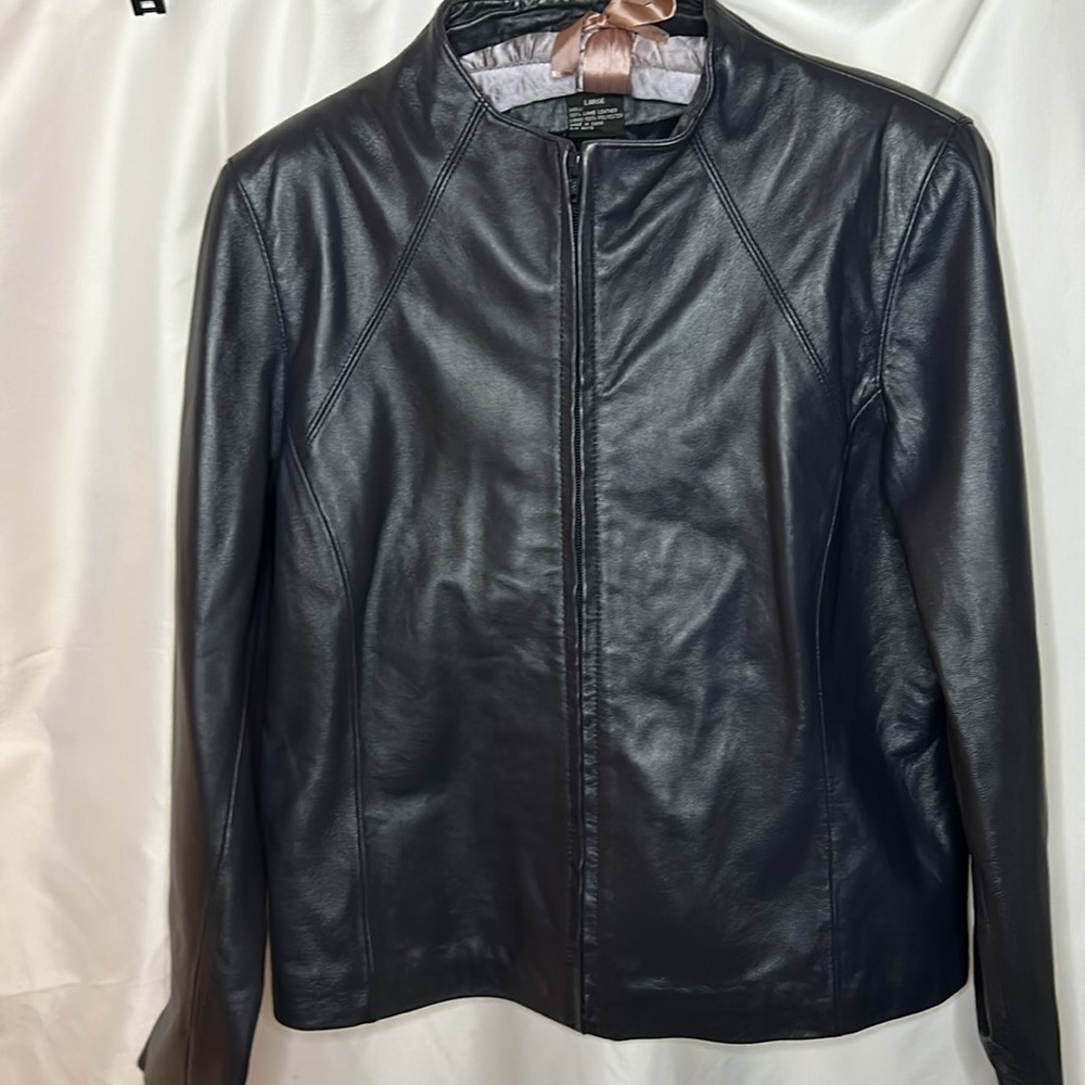 CLOTHES BY REVUE black 100% lambs leather women’s jacket. Size Large.